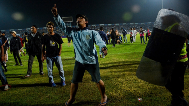 Kericuhan suporter usai pertandingan Persela vs Borneo FC