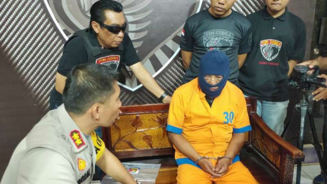 Polisi memperlihatkan tersangka seorang ayah pencabul anaknya dan barang bukti di Markas Polres Lumajang, Jawa Timur, pada Rabu, 31 Juli 2019.