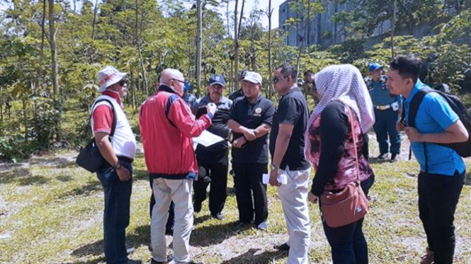 Tinton Soeprapto Meninjau Lokasi yang Akan dibangun Sirkuit Motorcoss Internasional di Banyuwangi. (Foto: Istimewa/Times Indonesia)