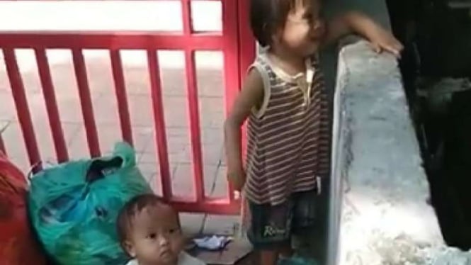 Sepasang anak ditinggal di pinggir jalan oleh orangtuanya.