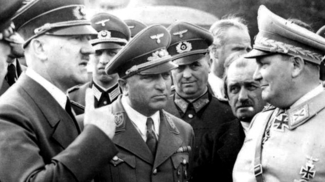 Adolf Hitler (kiri) saat mengunjungi Sarang Serigala di Polandia pada 1942. - German federal archive.