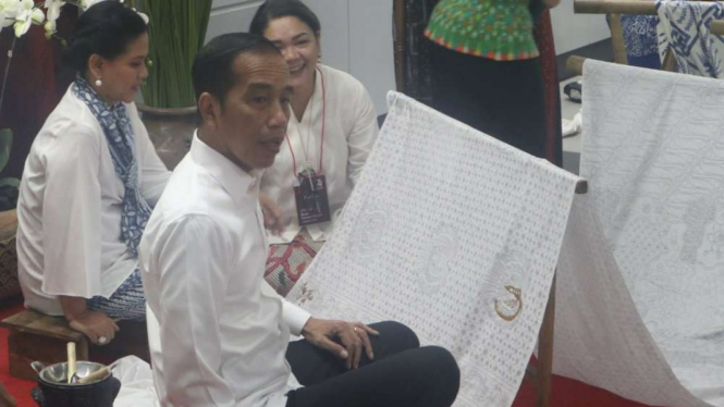 Presiden Jokowi membatik di MRT Bundaran HI.