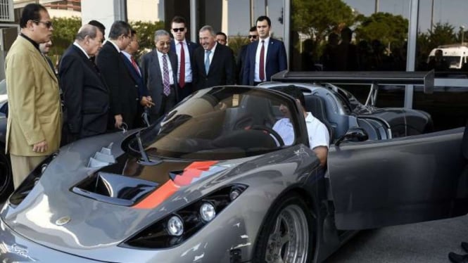 Mahathir Mohamad berkunjung ke pabrik supercar Onuk