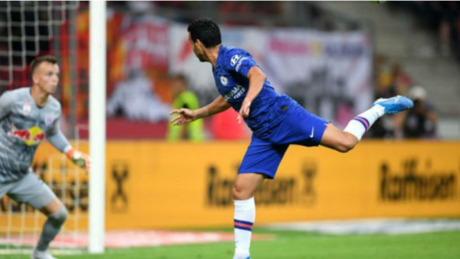 Aksi striker Chelsea, Pedro Rodriguez, cetak gol ke gawang Red Bull 