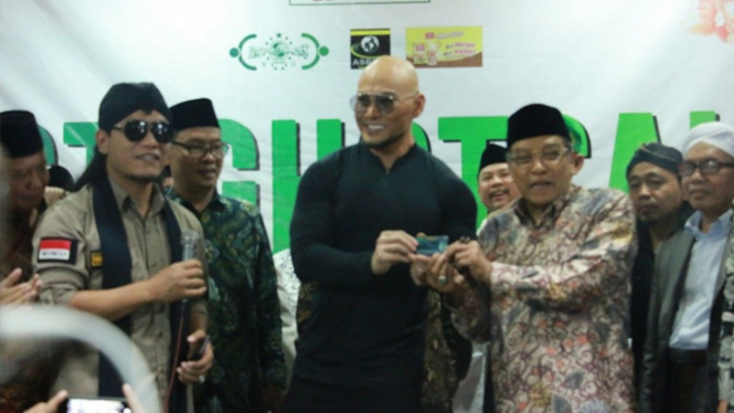 Deddy Corbuzier saat menerima Kartu Anggota NU (Kartanu) dari Ketum PBNU KH Said Aqil Siroj, di halaman Gedung PBNU, Jakarta, Rabu (31/7) malam. (Foto:nu.or.id)