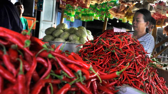 Imagen - Un vendedor de chiles rojos en el mercado.