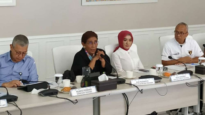 Menteri KKP Susi Pudjiastuti dan Dirut Pertamina Nicke Widyawati (tengah).