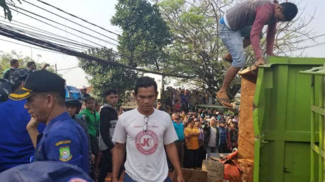 Truk tanah menimpa mobil minibus di kawasan Cibodas, Tangerang.