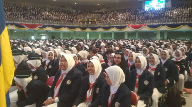 Pengukuhan ribuan mahasiswa baru di Universitas Airlangga Surabaya, Jawa Timur, pada Kamis, 1 Agustus 2019.