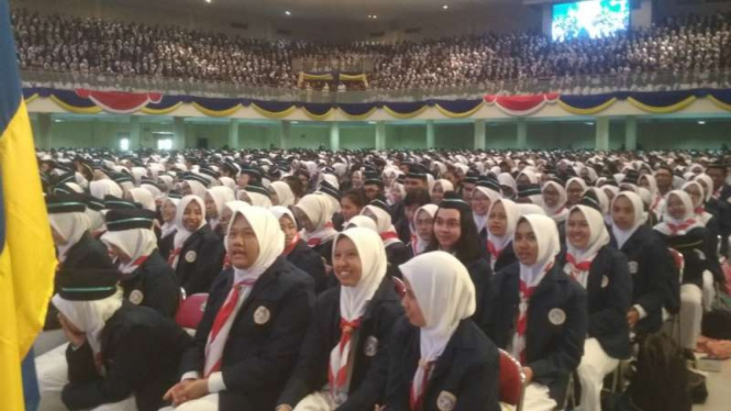 Pengukuhan ribuan mahasiswa baru di Universitas Airlangga Surabaya, Jawa Timur, pada Kamis, 1 Agustus 2019.