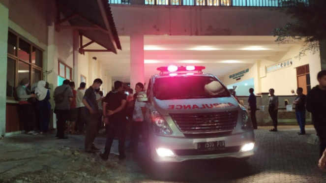 Ambulans yang membawa jenazah Agung Hercules ke rumah duka 