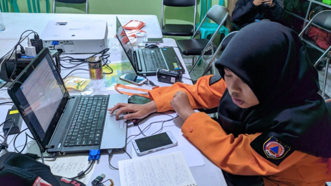 Petugas gabungan saat rapat koordinasi di Posko pengendalian bencana di Tahura R Soerjo Desa Sumberbrantas. (foto: Istimewa)