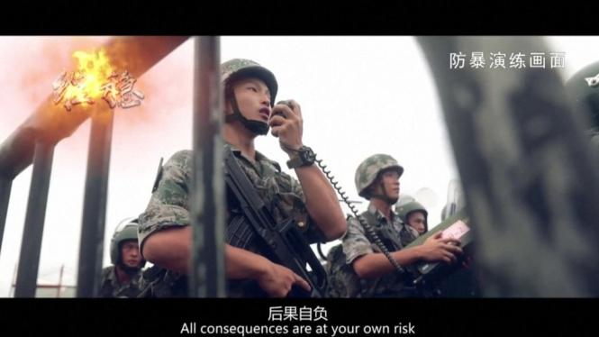Video yang diunggah militer China memperlihatkan serdadu membawa pelantang suara dengan kalimat: "Anda menanggung risiko atas semua konsekuensi." - BBC