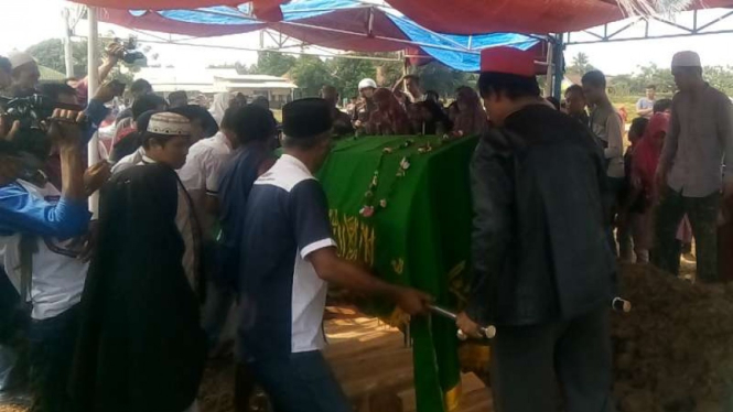 Ketiga jenazah korban kecelakaan maut truk bermuatan tanah dengan minibus di Tangerang, Banten, dimakamkan di Tempat Pemakaman Umum Selapajang, Jumat, 2 Juli 2019.