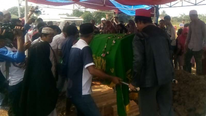 Ketiga jenazah korban kecelakaan maut truk bermuatan tanah dengan minibus di Tangerang, Banten, dimakamkan di Tempat Pemakaman Umum Selapajang, Jumat, 2 Juli 2019.