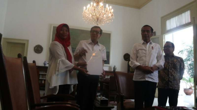 Baiq Nuril menerima Keppres amnesti dari  Presiden Jokowi di Istana Bogor