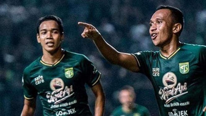 Winger Persebaya Surabaya, Irfan Jaya, melakukan selebrasi usai mencetak gol