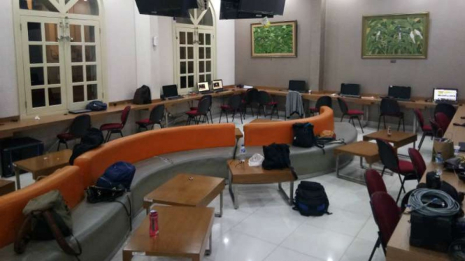 Ruang pers di Kompleks Istana Presiden di Jakarta kosong setelah para wartawan keluar akibat gempa Banten