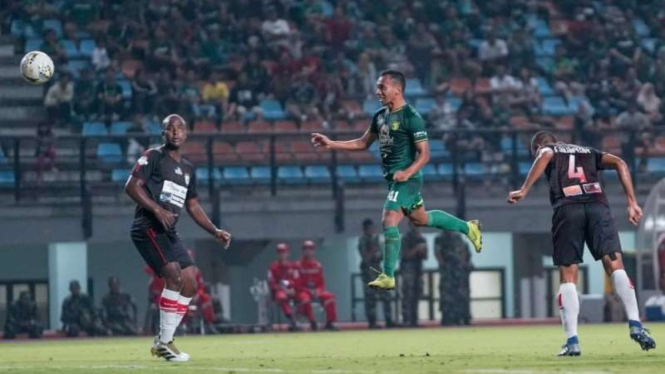 Winger Persebaya Surabaya, Irfan Jaya (tengah)