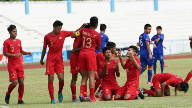 Para pemain Timnas Indonesia U-16 merayakan kemenangan atas Filipina