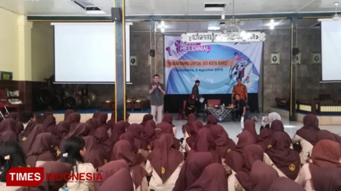 Deputi Bidang Pengembangan Regional Bappenas, Rudy Soeprihadi Prawiradinata saat menghadiri diskusi di SMAN 7 Yogyakarta, Jumat (2/8/2019. (FOTO: Istimewa/TIMES Indonesia)