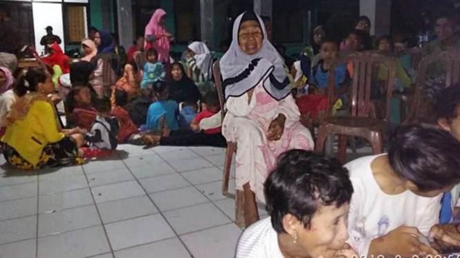 Sejumlah warga pesisir pantai mengungsi usai gempa Banten