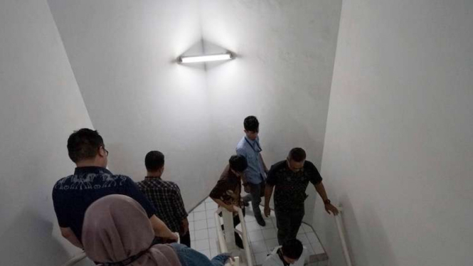 Karyawan menuruni tangga gedung sesaat setelah terjadi gempa