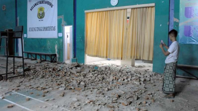 Kerusakan dinding GOR Pasir Ona di Rangkasbitung usai Gempa Banten 