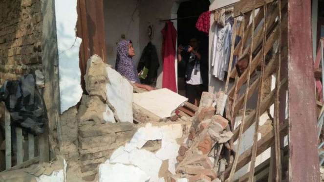 Rumah warga rusak parah usai gempa 6,9 SR mengguncang Banten.