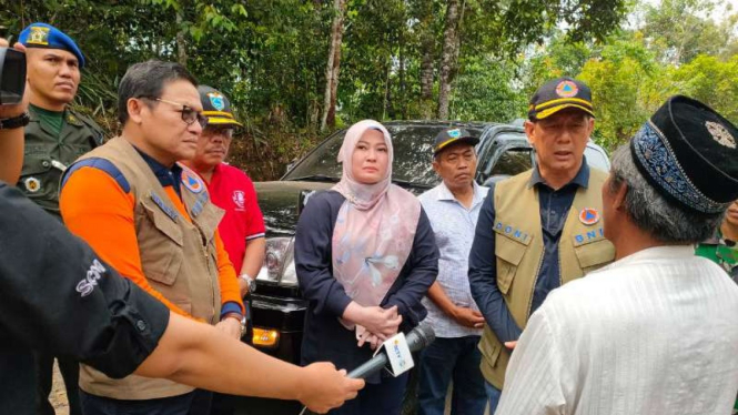 Kepala BNPB Doni Monardo berbincang dengan warga di lokasi gempa Banten.