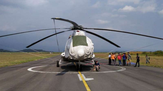 Helikopter bantuan dari BNPB untuk padamkan kebakaran di Gunung Arjuna.