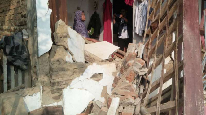 Rumah warga rusak usai gempa 6,9 SR guncang Pandeglang, Banten.