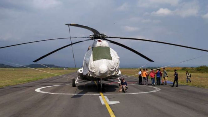 Helikopter bantuan BNPB tiba untuk padamkan kebakaran di Gunung Arjuna.