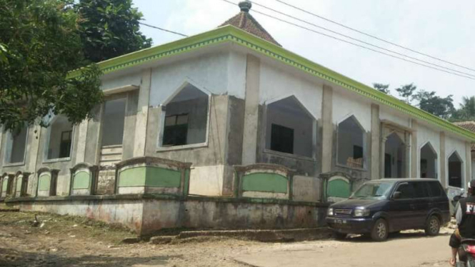 Azan berkumandang di Masjid Baitul Mukminin, usai gempa Banten 6,9 SR. 