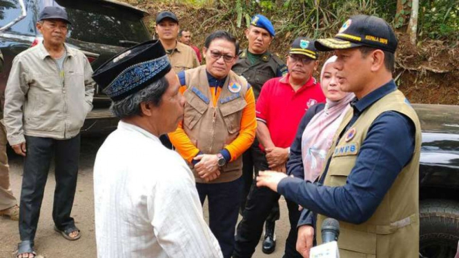 Kepala Badan Nasional Penanggulangan Bencana (BNPB), Letjen Doni Monardo, di Desa Mandalawangi, Banten, lokasi terparah dampak dari gempa bumi magnitudo 6,9 yang terjadi pada Jumat malam, 2 Agustus 2019.