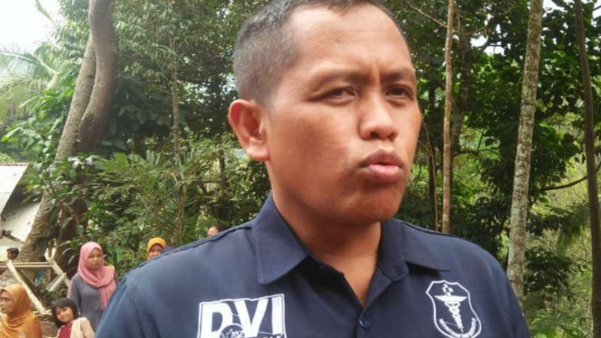 Kombes Polisi dr. Nariyana, tim Dokkes Polda Banten, di lokasi gempa Banten.