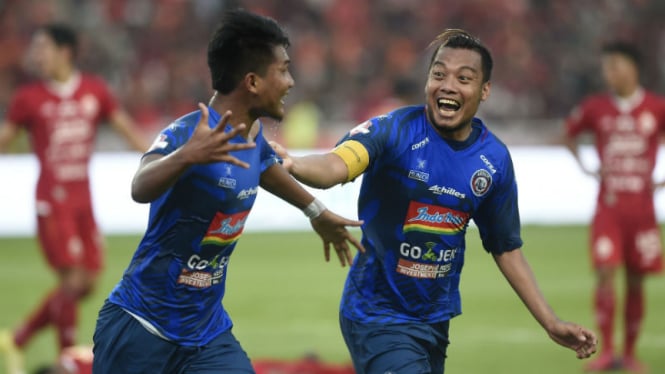 Bomber Arema FC, Ahmad Nur Hardianto (kiri), merayakan gol ke gawang Persija