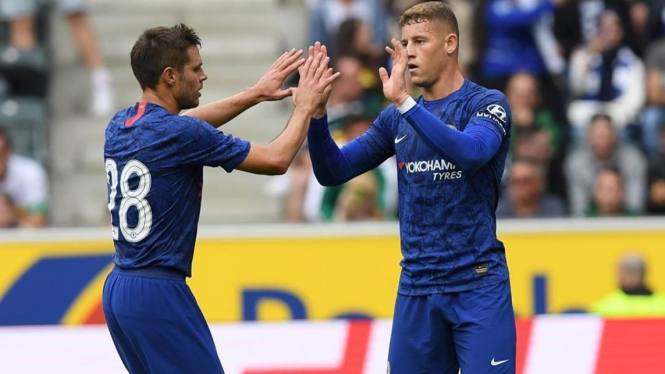 Pemain Chelsea rayakan gol. 