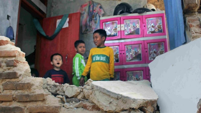 Sejumlah anak beraktivitas di rumah yang rusak akibat gempa Banten