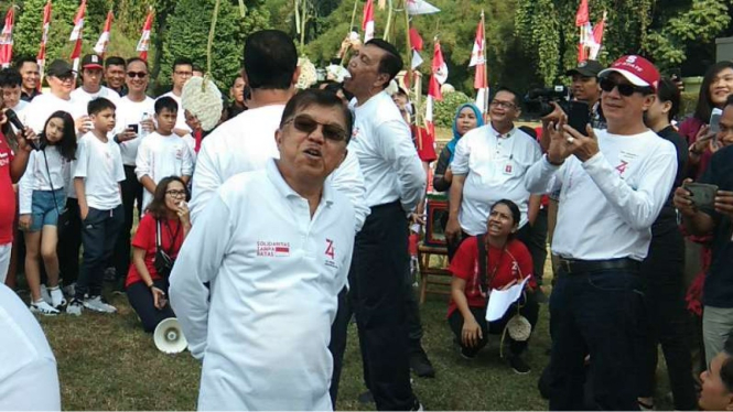 Wapres Jusuf Kalla dan para menteri Kabinet Kerja lomba makan kerupuk.
