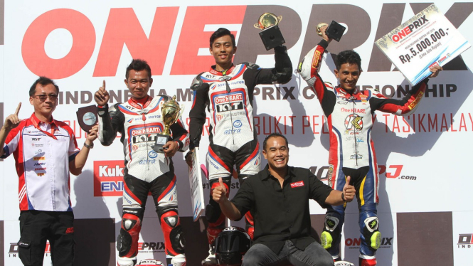 Pembalap Astra Motor Racing Team, Afridza Munandar. (podium tertinggi).
