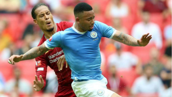 Bek Liverpool, Virgil van Dijk, dilewati Gabriel Jesus