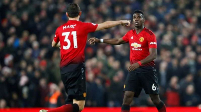 Dua pemain Manchester United Nemanja Matic (kiri) dan Paul Pogba (kanan)