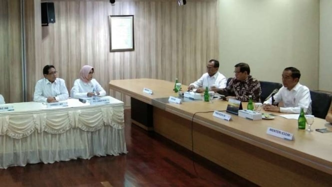 Jokowi di kantor PLN.