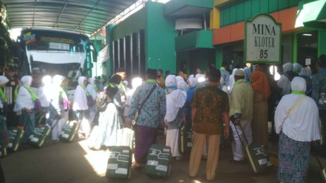 Jemaah haji berada di Asrama Haji Surabaya, Jawa Timur. 