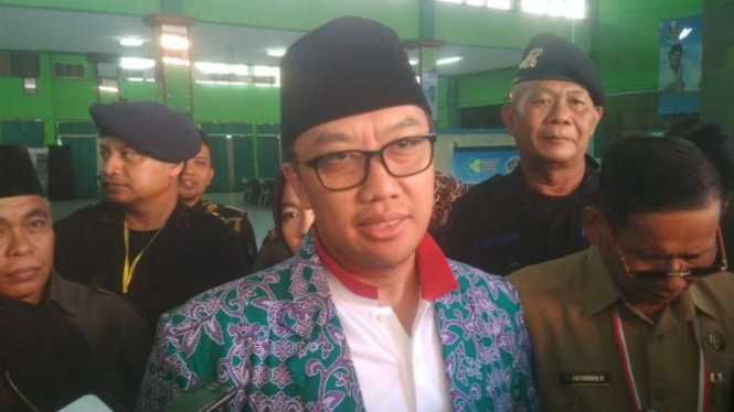 Menteri Pemuda dan Olahraga Imam Nahrawi dan istri di Asrama Haji Surabaya, Jawa Timur, pada Senin, 5 Agustus 2019.