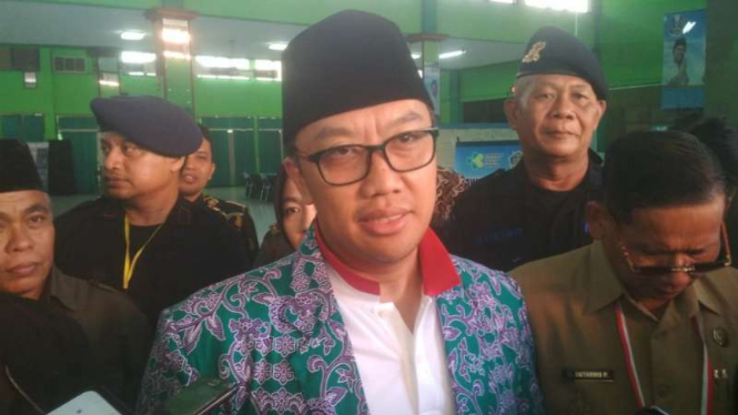 Menteri Pemuda dan Olahraga Imam Nahrawi dan istri di Asrama Haji Surabaya, Jawa Timur, pada Senin, 5 Agustus 2019.