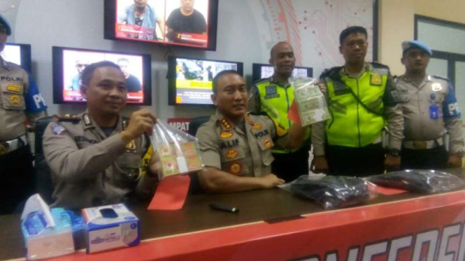 Kepolisian Resor Kota Tangerang merilis barang bukti uang palsu dolar Amerika Serikat dari penangkapan komplotan pengedar uang palsu dalam konferensi pers pada Senin, 5 Agustus 2019.