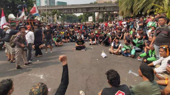 Driver Gojek melakukan aksi demonstrasi di depan kantor Gojek.