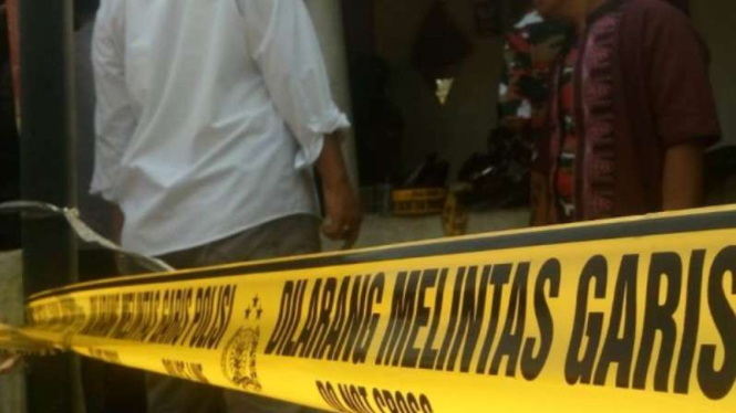 Polisi lakukan olah TKP dalam kasus bunuh diri ayah dan anak di Bogor.